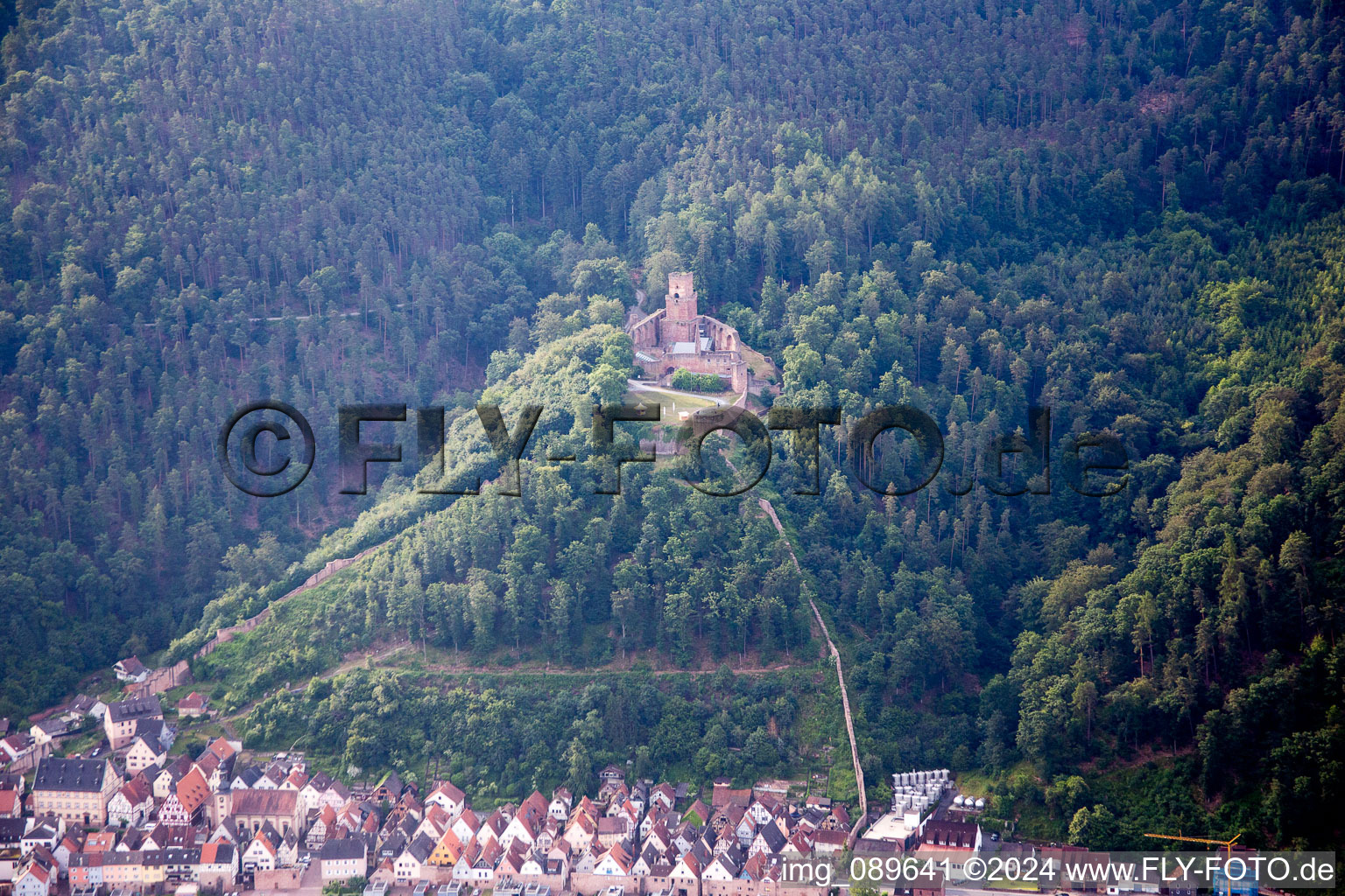 Vue aérienne de Château de Freudenbourg à Freudenberg dans le département Bade-Wurtemberg, Allemagne