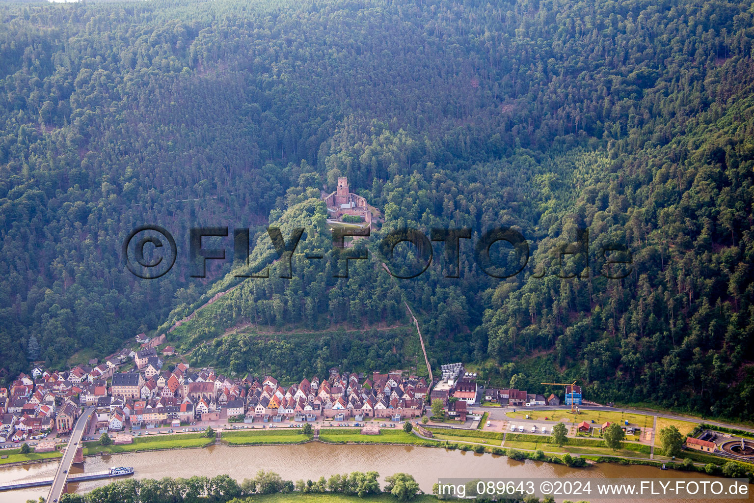 Vue aérienne de Ruines et vestiges des murs de l'ancien complexe du château et de la forteresse du château de Freudenburg à Freudenberg dans le département Bade-Wurtemberg, Allemagne