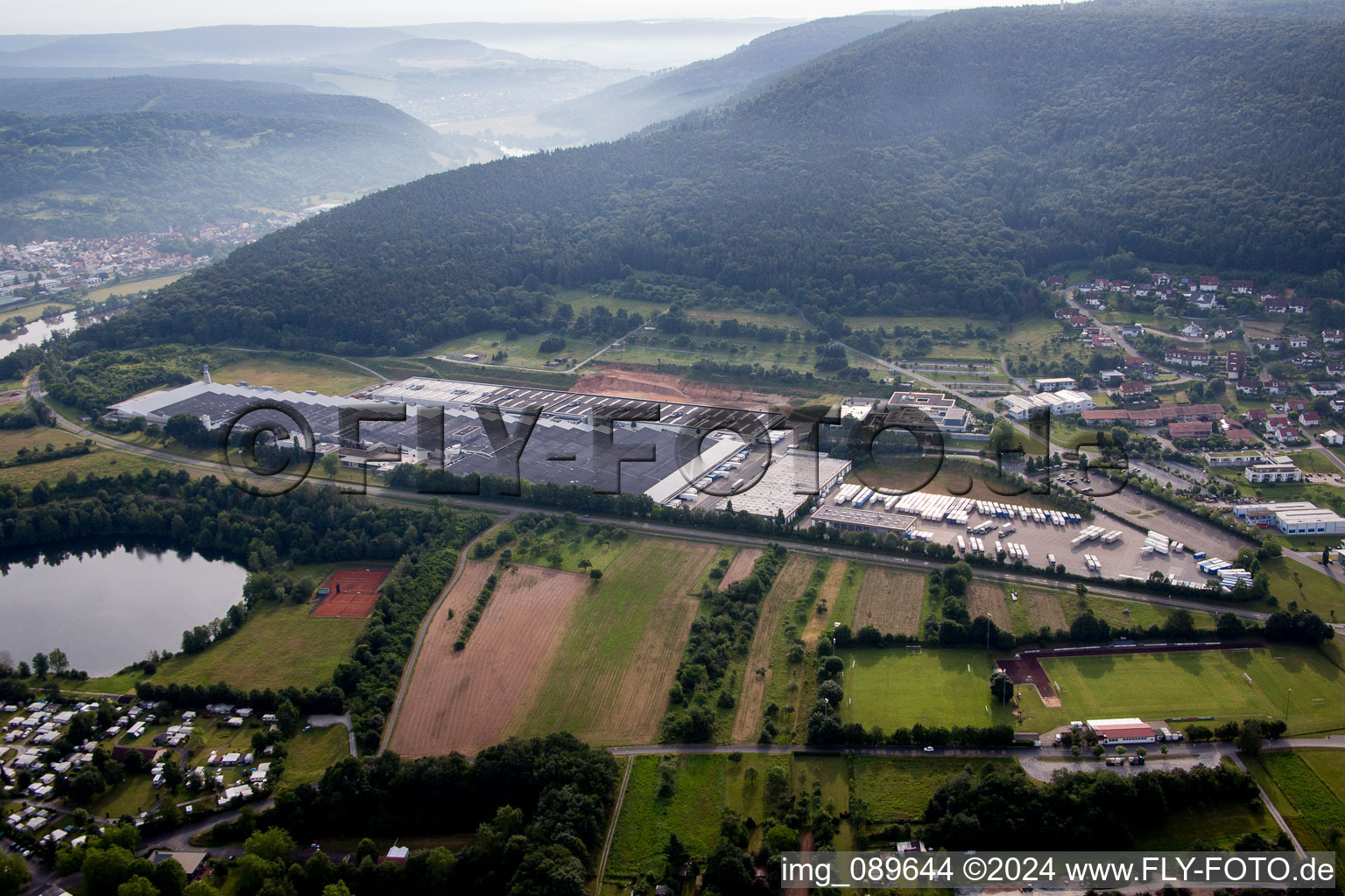 Vue aérienne de Site de l'usine Rauch Möbelwerke GmbH à Freudenberg dans le département Bade-Wurtemberg, Allemagne