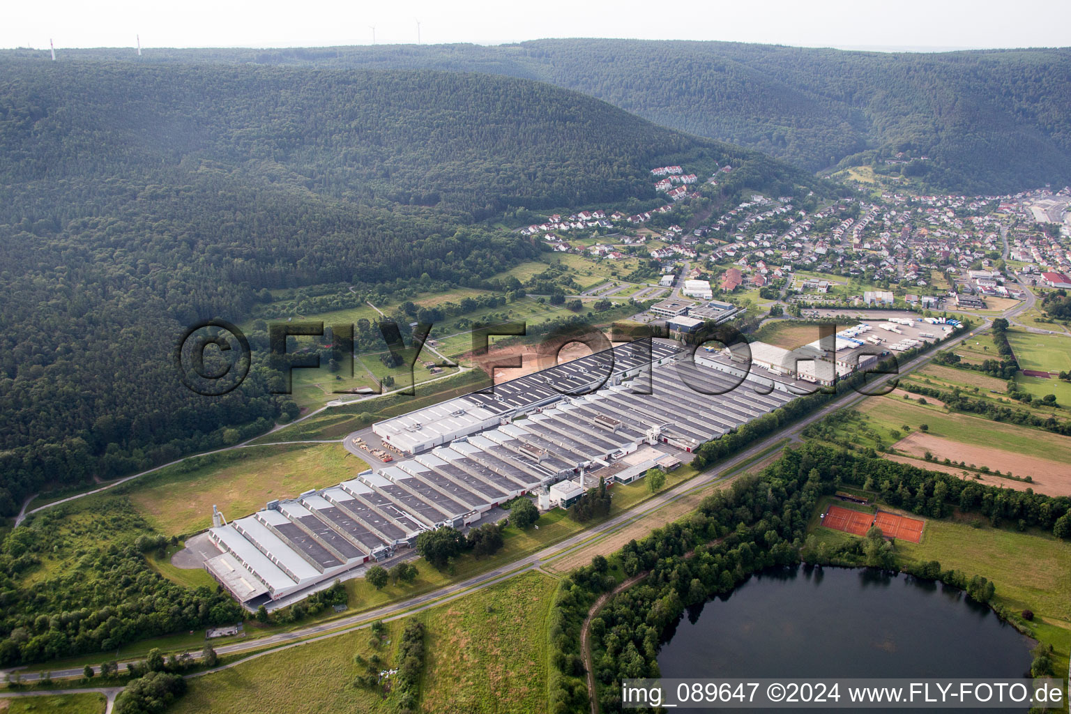 Vue aérienne de Site de l'usine Rauch Möbelwerke GmbH à Freudenberg dans le département Bade-Wurtemberg, Allemagne