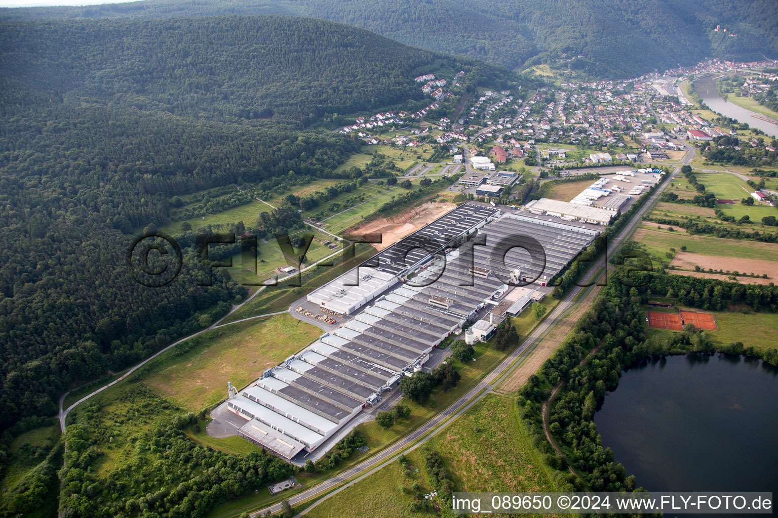 Photographie aérienne de Site de l'usine Rauch Möbelwerke GmbH à Freudenberg dans le département Bade-Wurtemberg, Allemagne