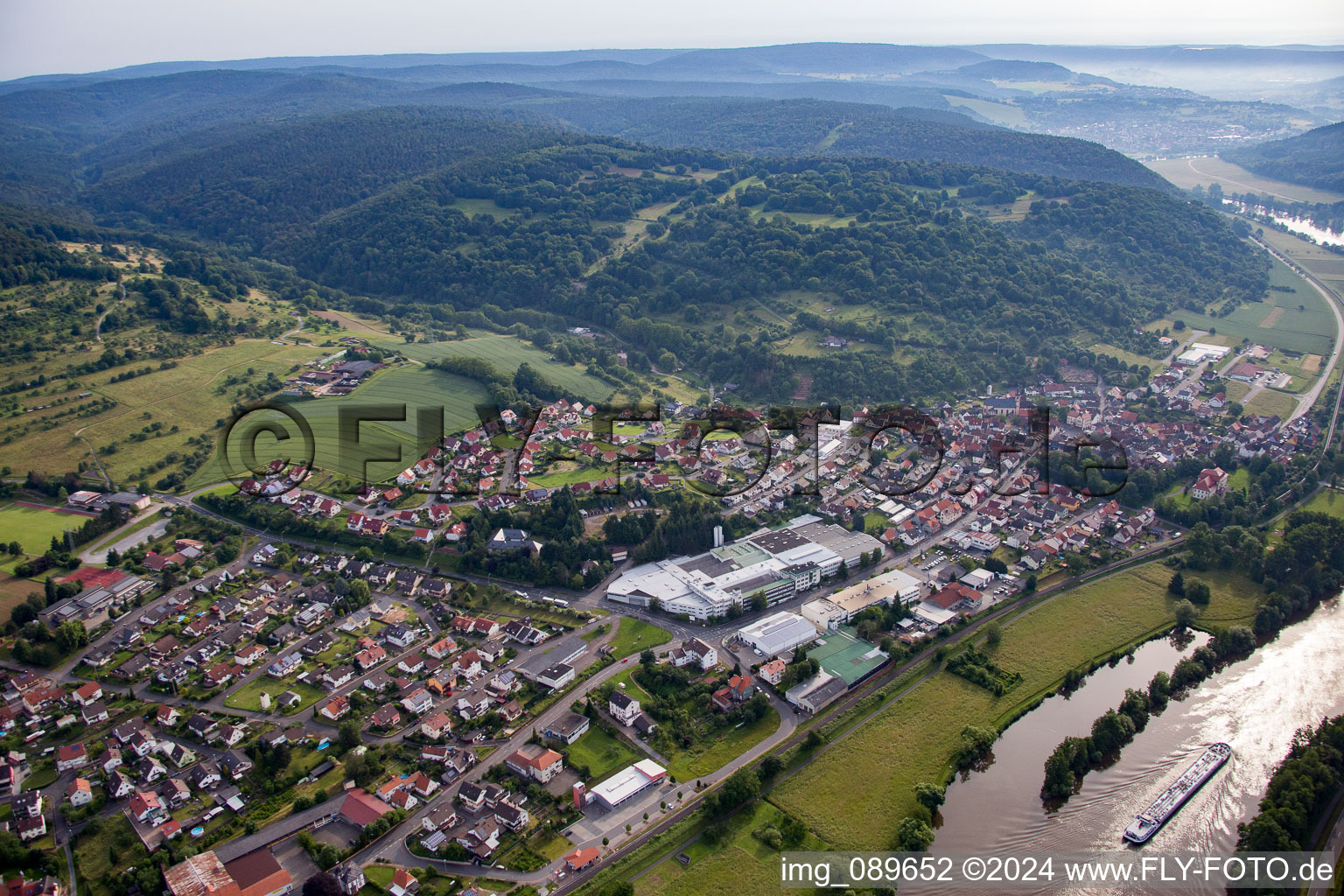 Vue aérienne de Quartier Fechenbach in Collenberg dans le département Bavière, Allemagne