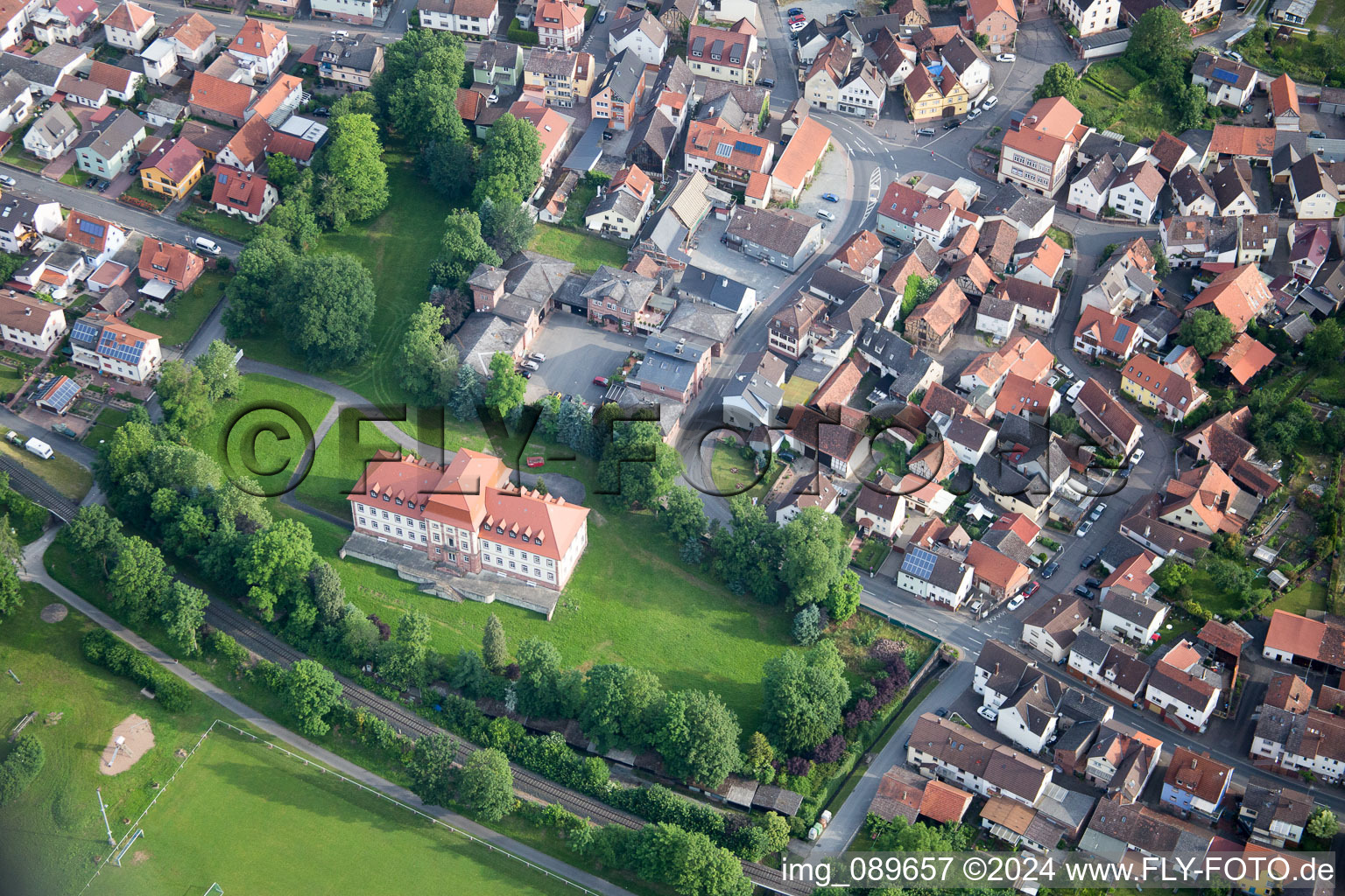 Vue aérienne de Parc du château Fechenbach à le quartier Fechenbach in Collenberg dans le département Bavière, Allemagne