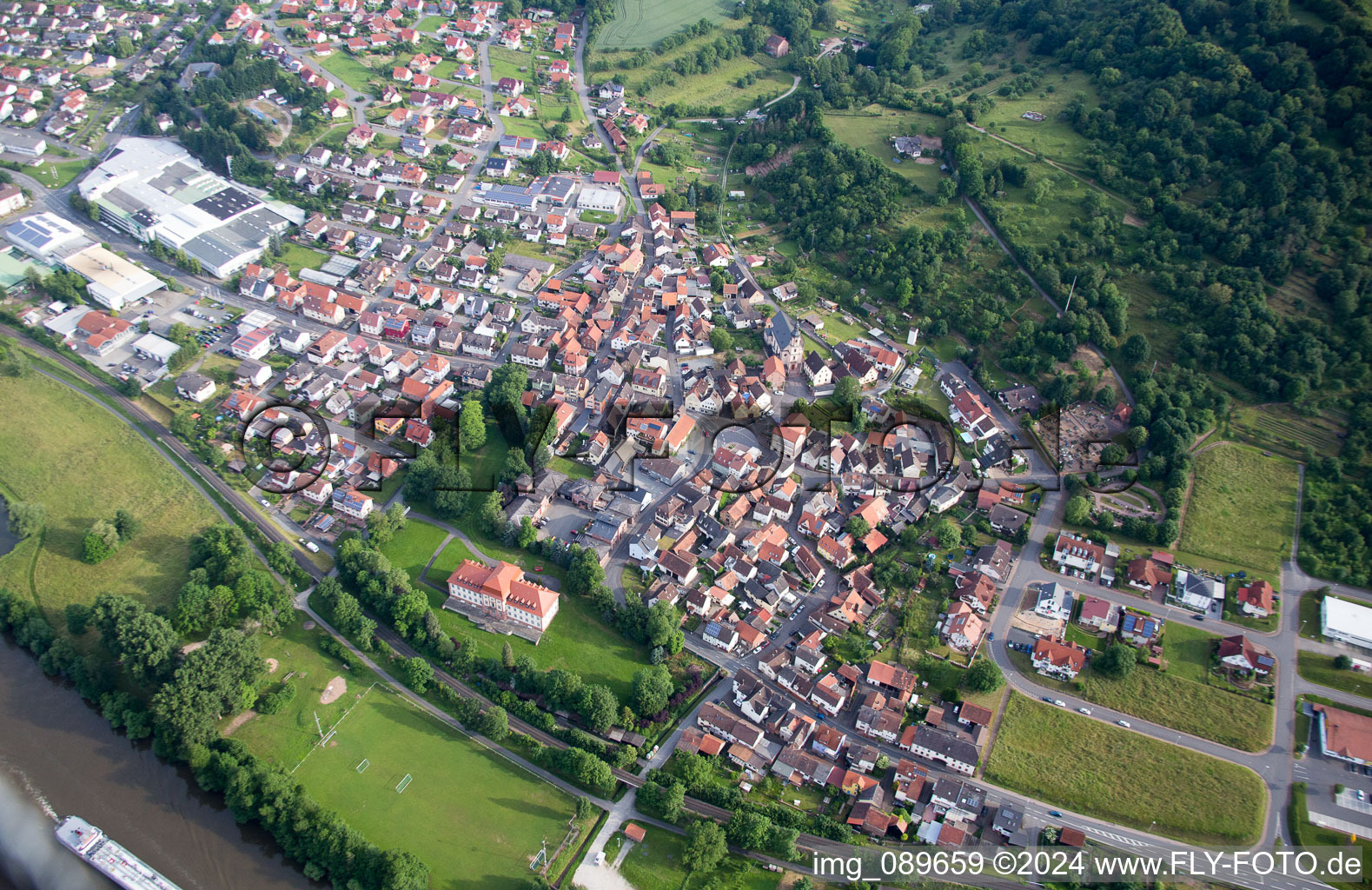 Vue aérienne de Parc du château Fechenbach à le quartier Fechenbach in Collenberg dans le département Bavière, Allemagne