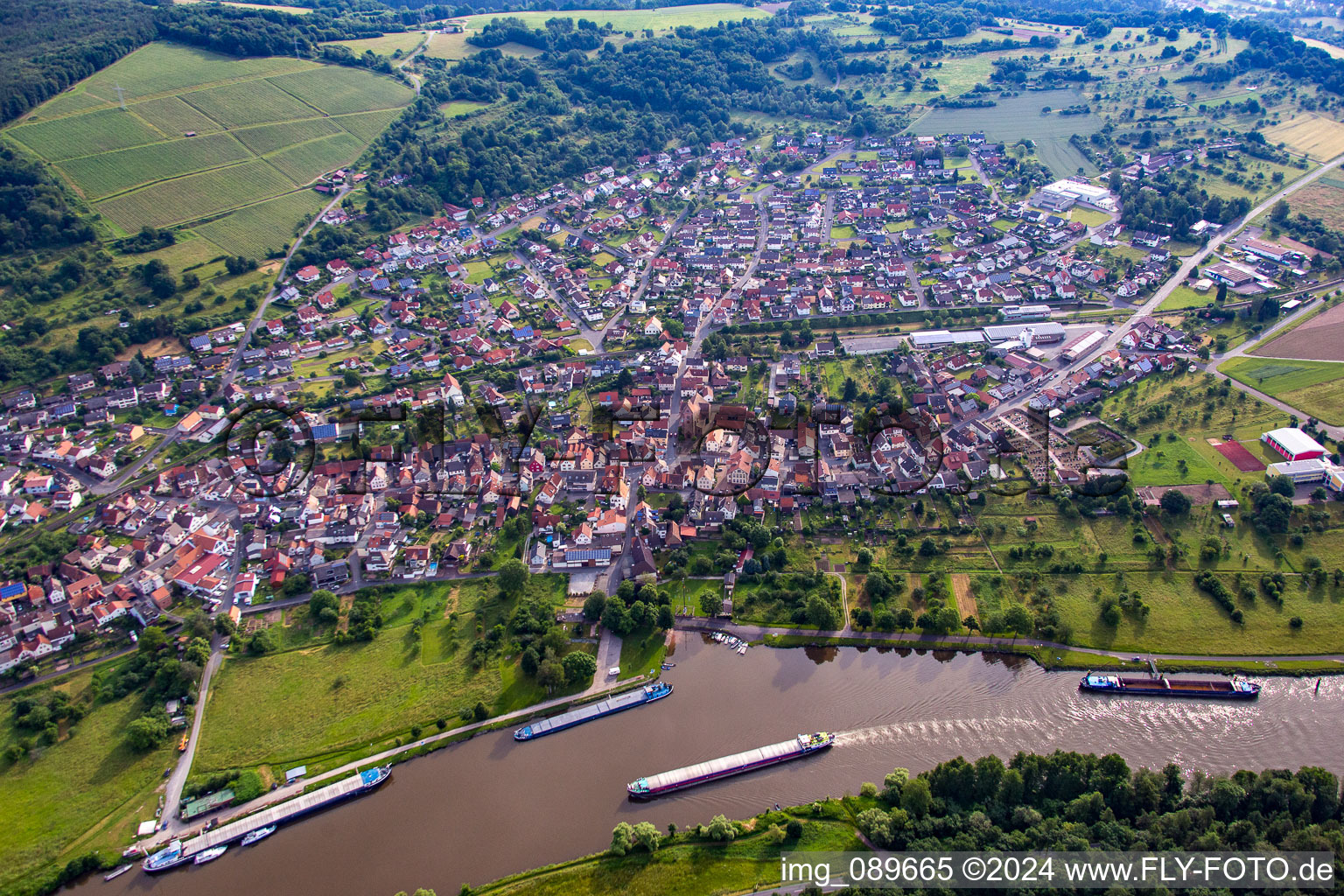 Vue aérienne de Zones riveraines du Main à Dorfprozelten dans le département Bavière, Allemagne