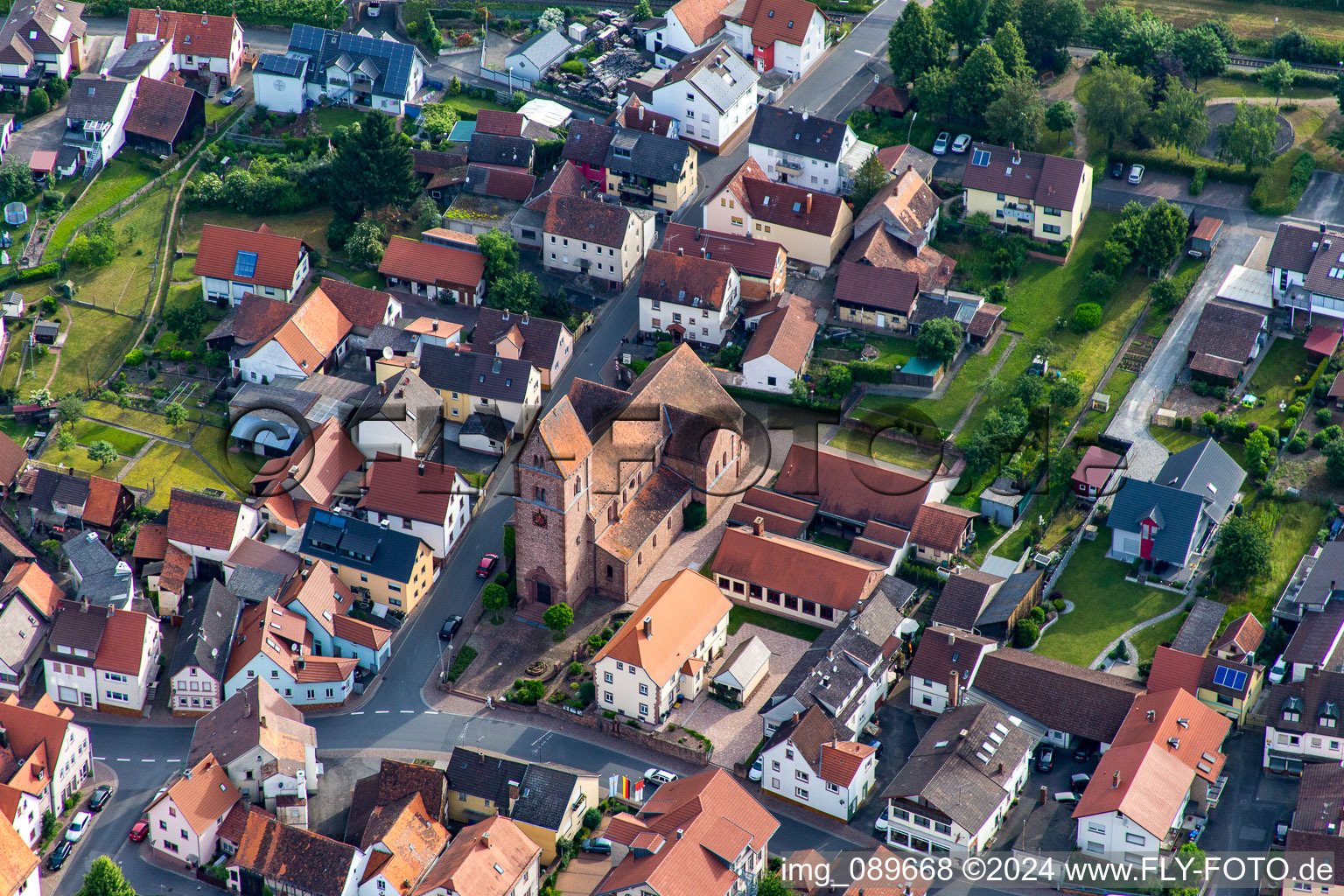 Vue aérienne de Bâtiment de l'église Saint-Guy dans le quartier de Wildensee à Dorfprozelten dans le département Bavière, Allemagne