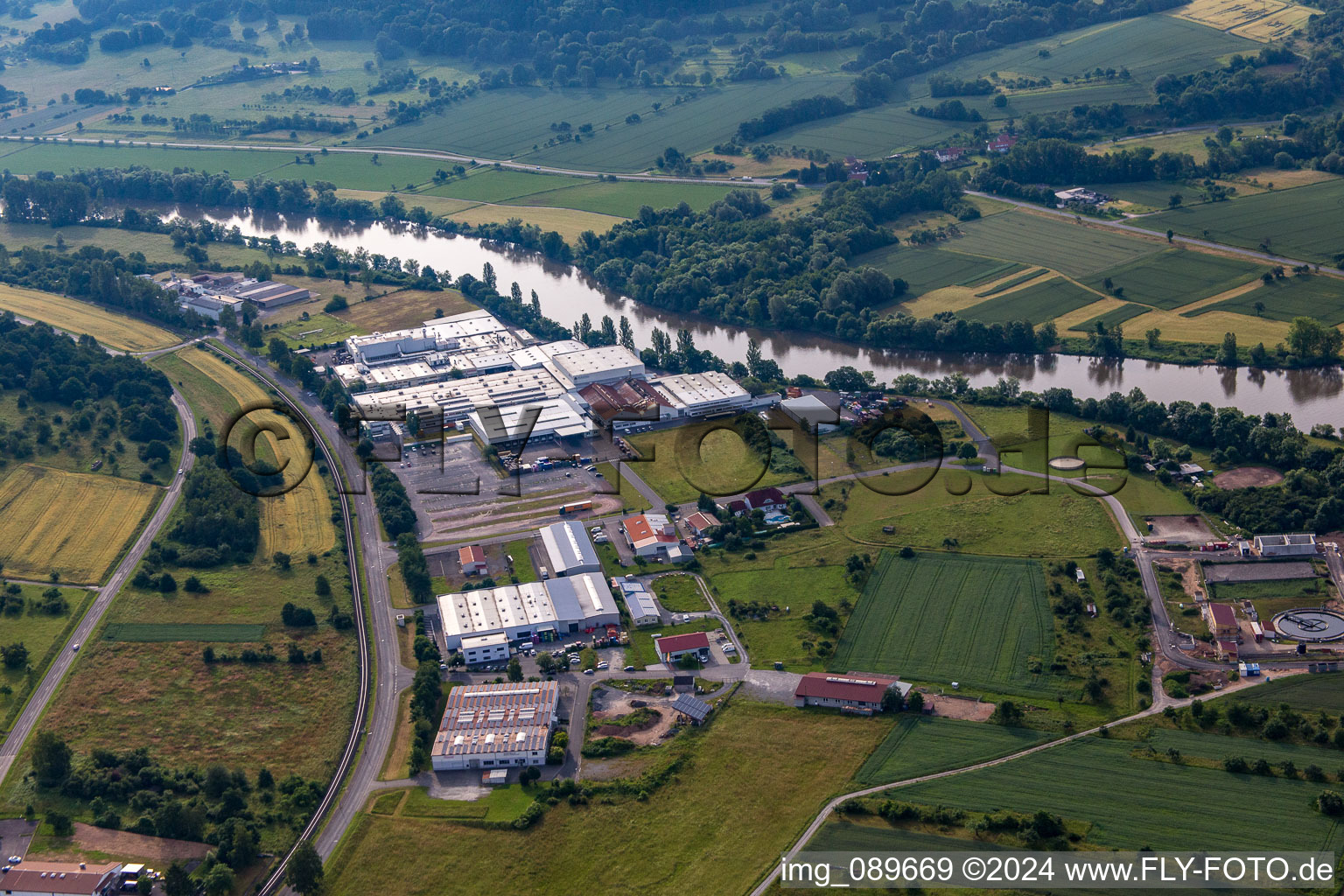 Vue aérienne de Zone industrielle et commerciale de Magna Mirrors GmbH dans le quartier de Wildensee à Dorfprozelten dans le département Bavière, Allemagne