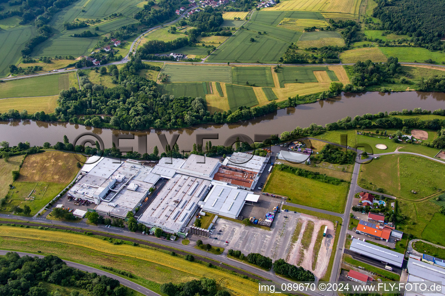 Vue aérienne de Zone industrielle et commerciale de Magna Mirrors GmbH dans le quartier de Wildensee à Dorfprozelten dans le département Bavière, Allemagne