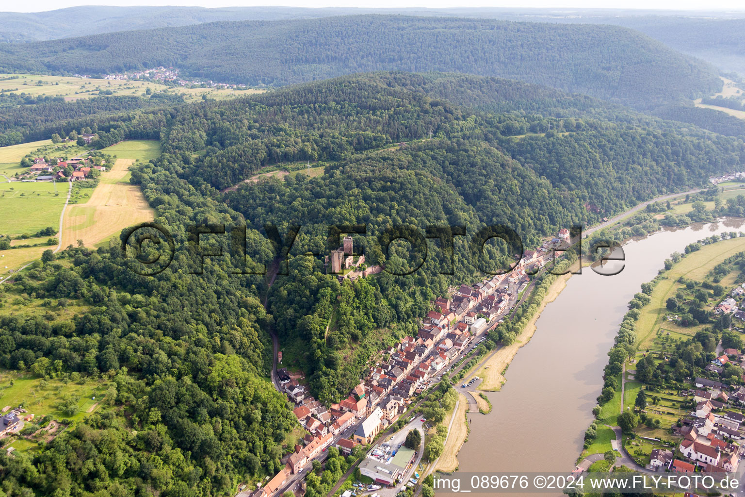 Vue aérienne de Ruines du château de Henneburg sur la pente au-dessus des rives du Main à le quartier Hofthiergarten in Stadtprozelten dans le département Bavière, Allemagne