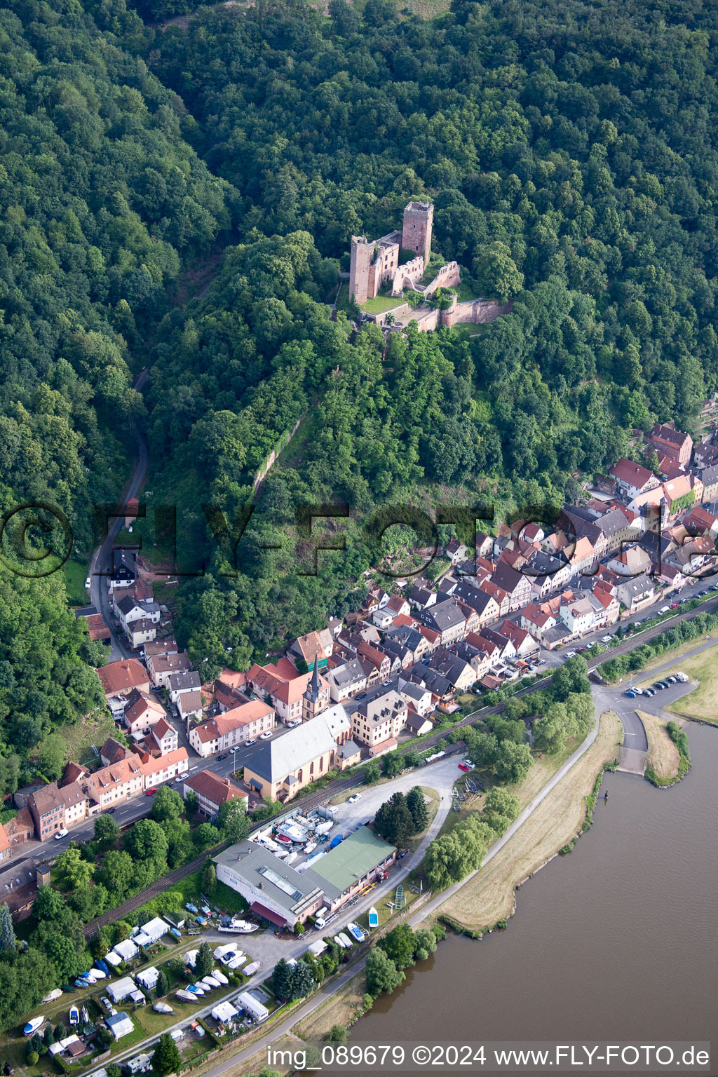 Vue aérienne de Hennebourg à Stadtprozelten dans le département Bavière, Allemagne