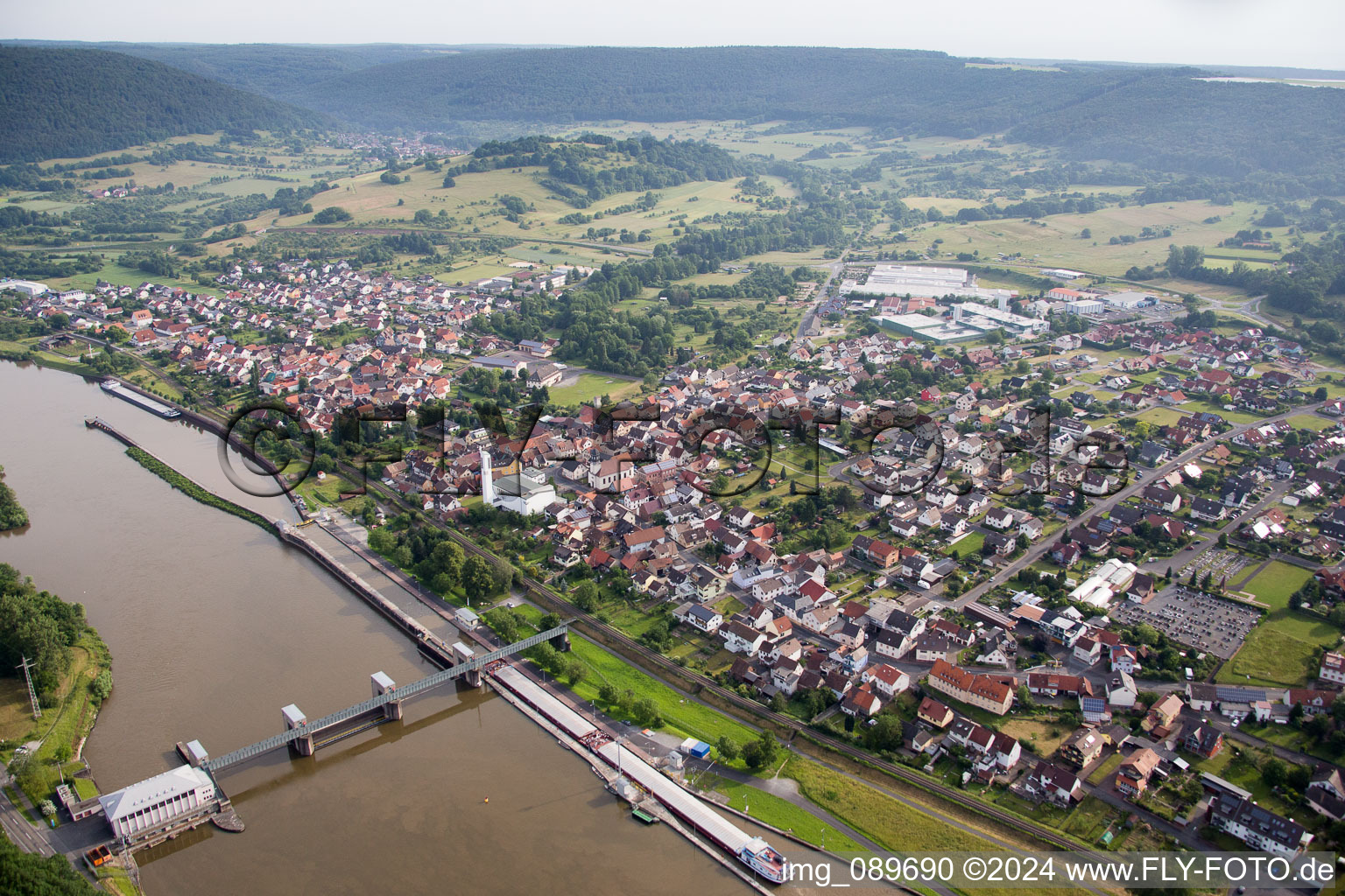 Vue aérienne de Centre-ville dans le centre-ville, au bord de la rivière Main à Faulbach dans le département Bavière, Allemagne