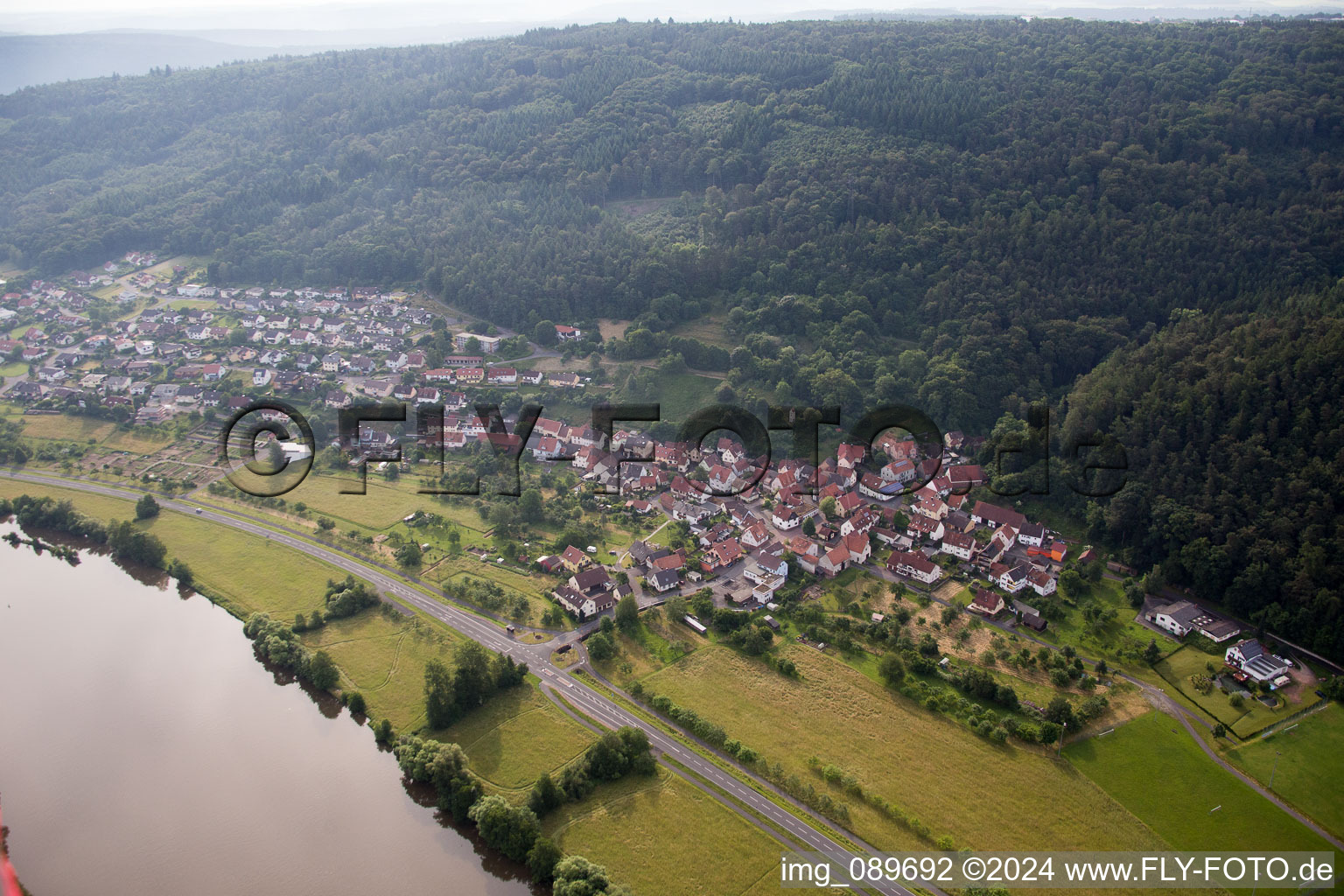 Vue aérienne de Ville sur la Main à le quartier Grünenwört in Wertheim dans le département Bade-Wurtemberg, Allemagne