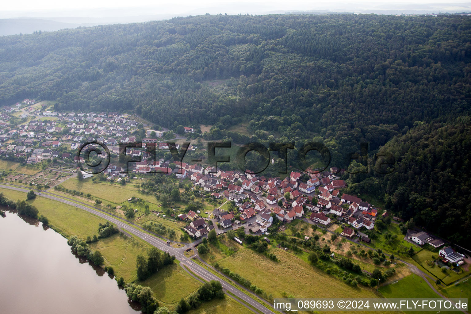 Vue aérienne de Zones riveraines du Main à le quartier Grünenwört in Wertheim dans le département Bade-Wurtemberg, Allemagne