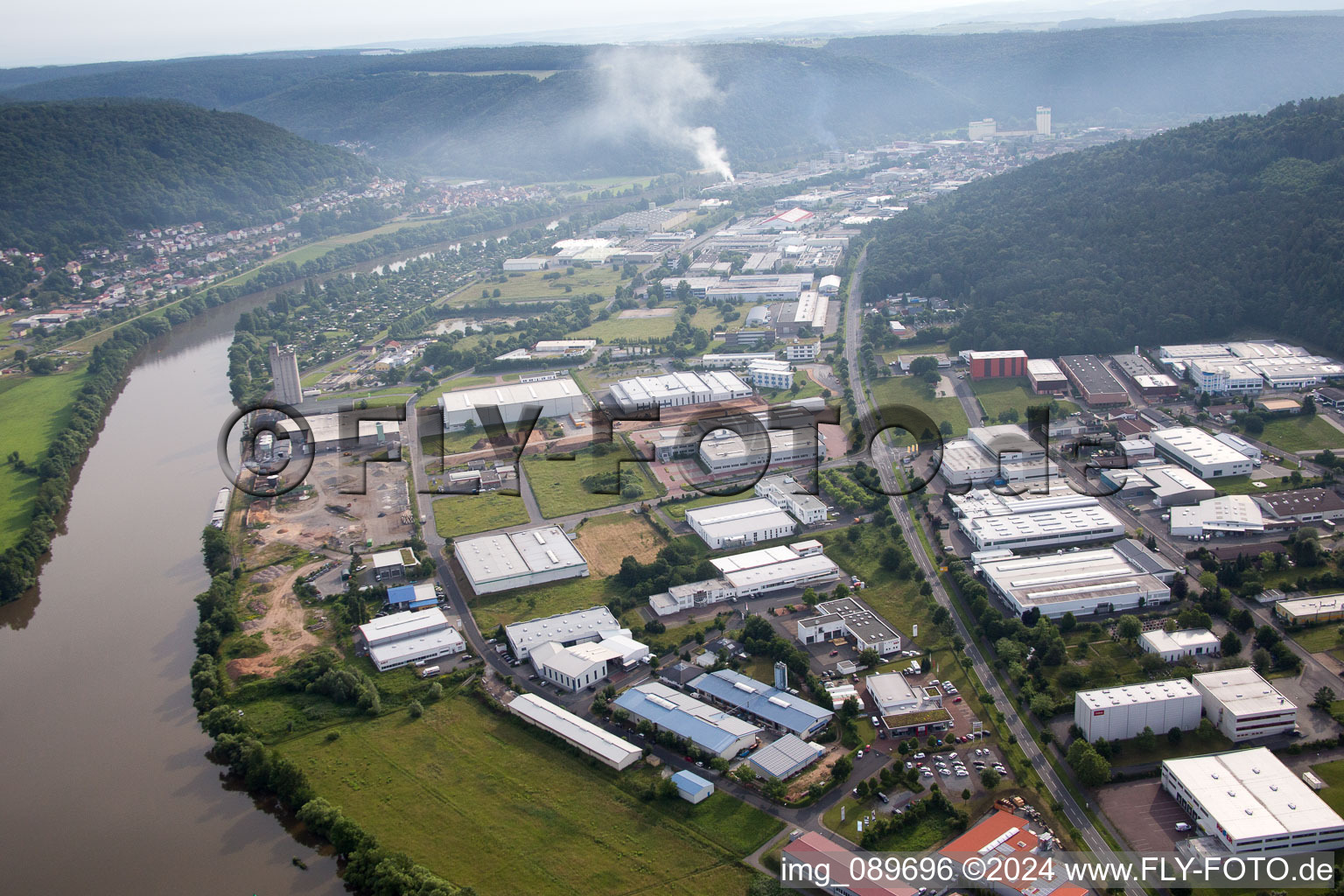 Vue aérienne de Zone industrielle Hafenstr à le quartier Grünenwört in Wertheim dans le département Bade-Wurtemberg, Allemagne