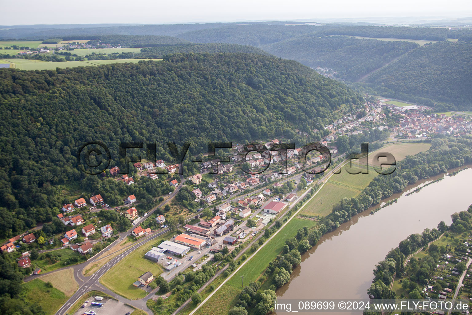 Vue aérienne de Zones riveraines du Main à Hasloch dans le département Bavière, Allemagne