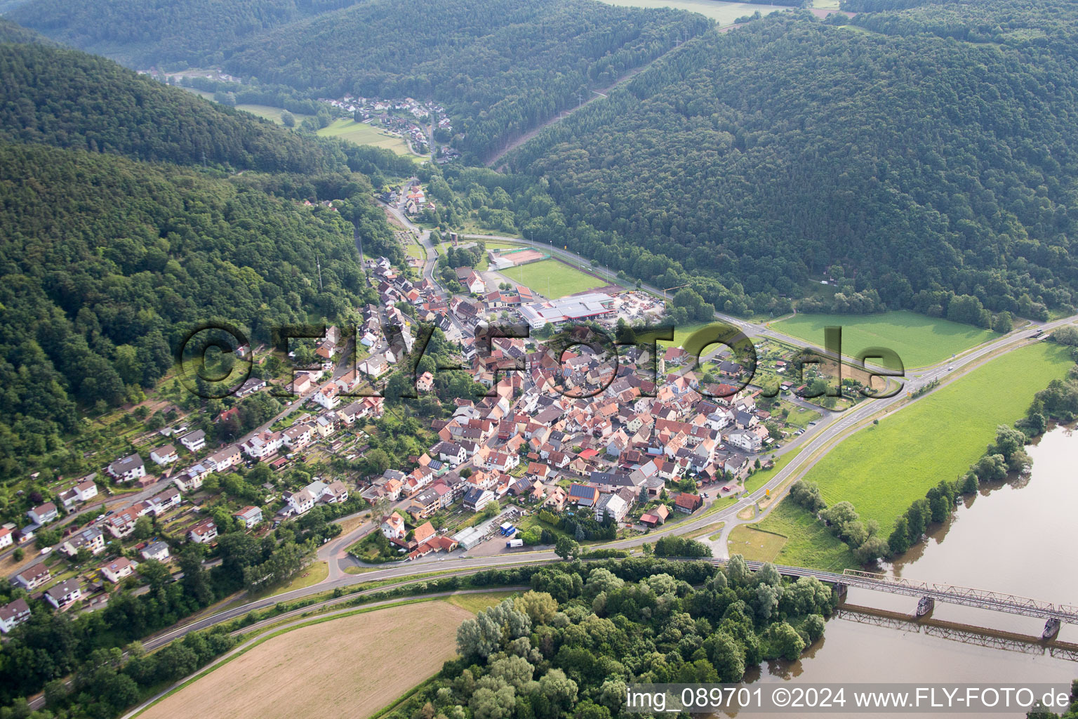 Vue aérienne de Zones riveraines du Main à Hasloch dans le département Bavière, Allemagne