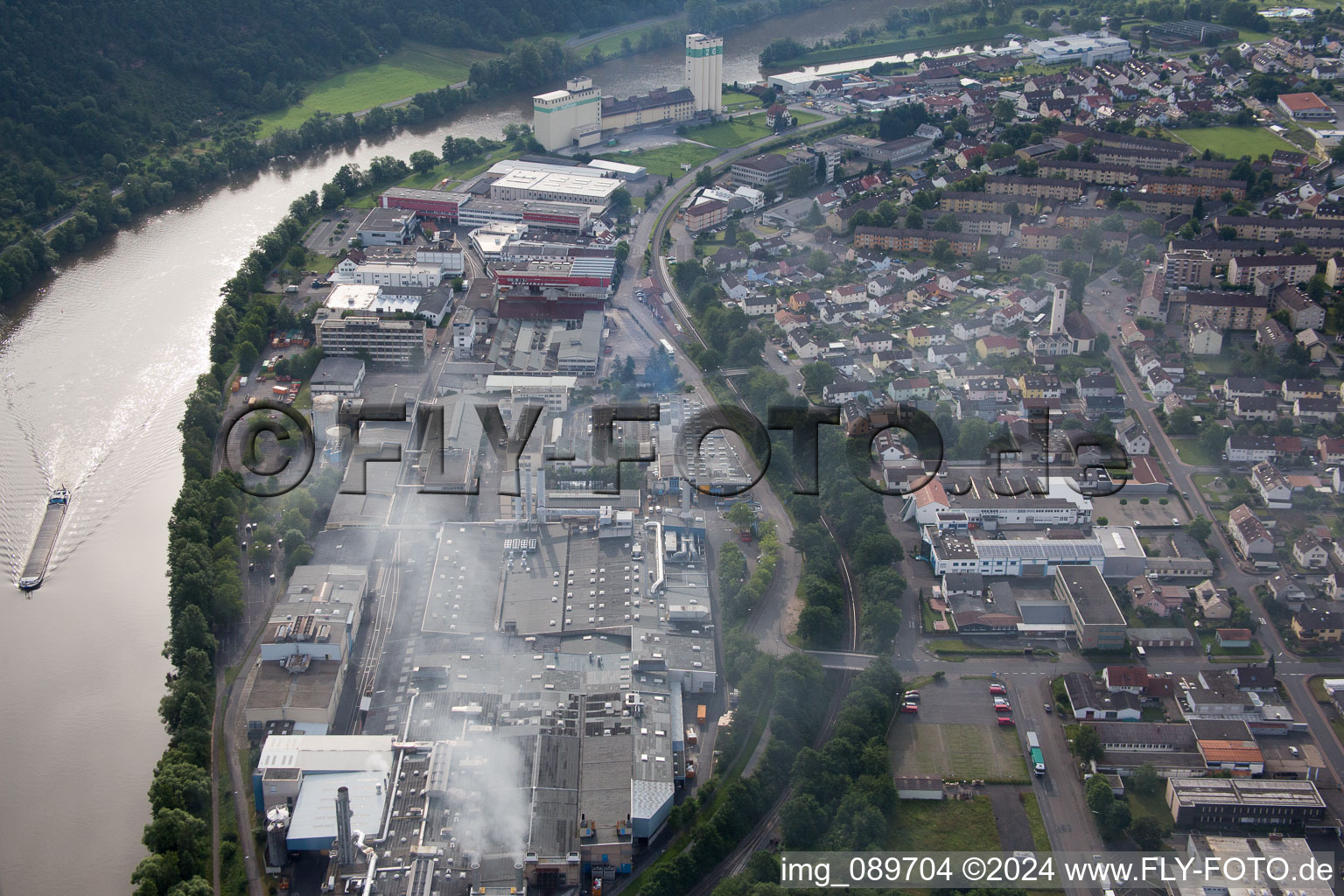 Vue aérienne de Zone industrielle au bord du Main dans le quartier Bestenheid de Wertheim à Bestenheid dans le département Bade-Wurtemberg, Allemagne