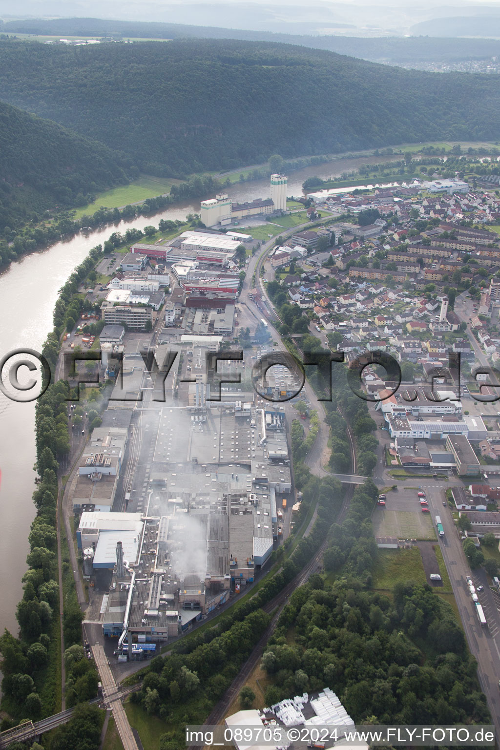 Vue aérienne de Zone industrielle au bord du Main à le quartier Bestenheid in Wertheim dans le département Bade-Wurtemberg, Allemagne