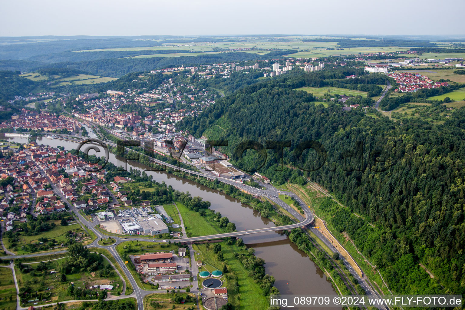 Vue aérienne de Rivière - structure de pont sur le Main à Kreuzwertheim dans le département Bavière, Allemagne