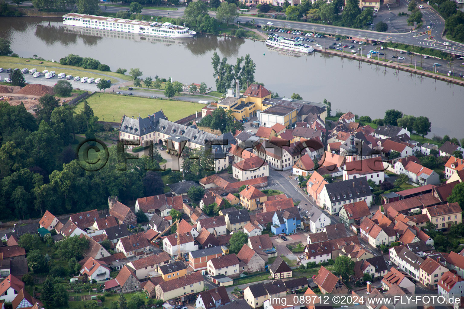 Vue aérienne de Kreuzwertheim dans le département Bavière, Allemagne