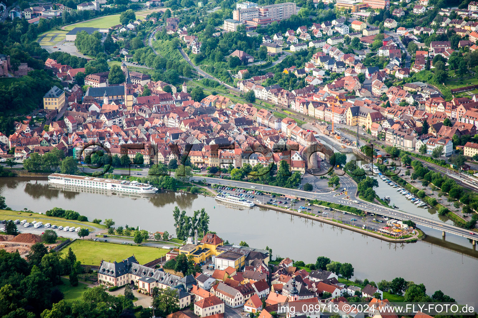 Vue aérienne de Zones riveraines le long de l'embouchure de la Tauber dans le Main à Wertheim dans le département Bade-Wurtemberg, Allemagne