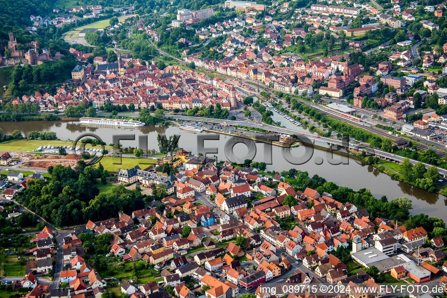 Vue aérienne de Zones riveraines le long de l'embouchure de la Tauber dans le Main à Wertheim dans le département Bade-Wurtemberg, Allemagne