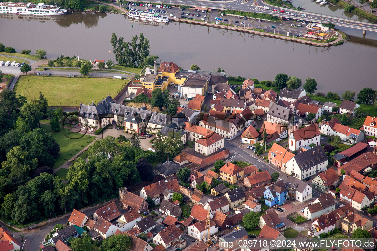 Vue aérienne de Palais Corps de logis à Kreuzwertheim dans le département Bavière, Allemagne