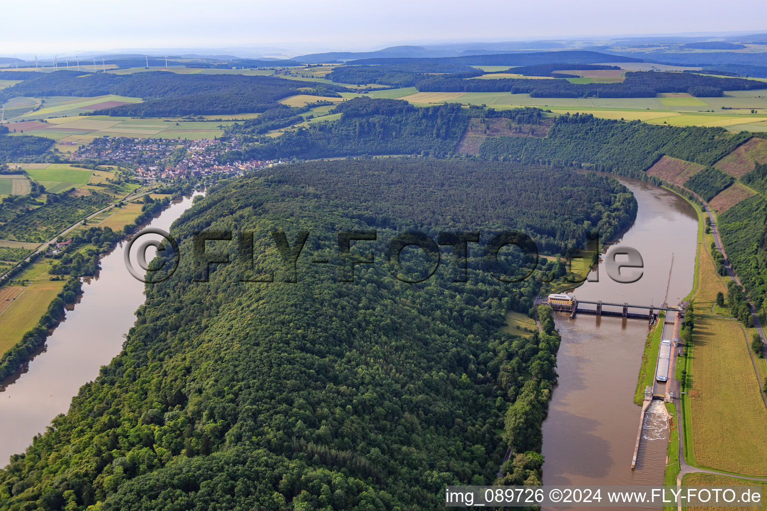 Vue aérienne de Boucle principale à Kreuzwertheim dans le département Bavière, Allemagne
