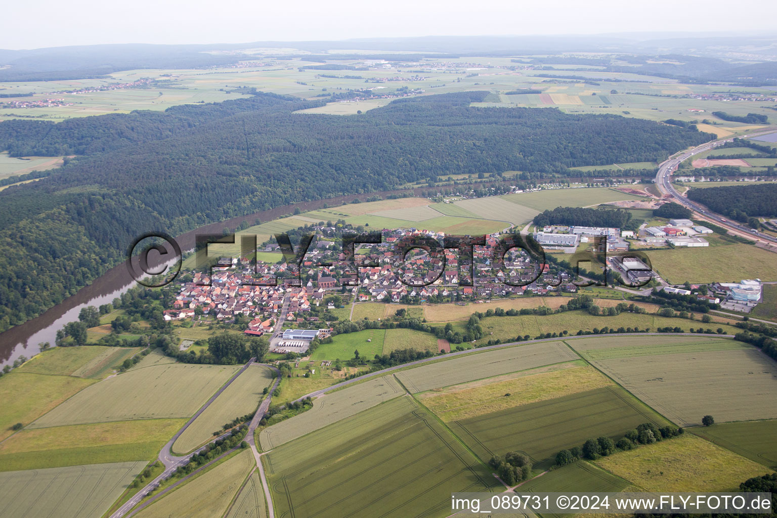 Vue aérienne de Du sud à le quartier Bettingen in Wertheim dans le département Bade-Wurtemberg, Allemagne