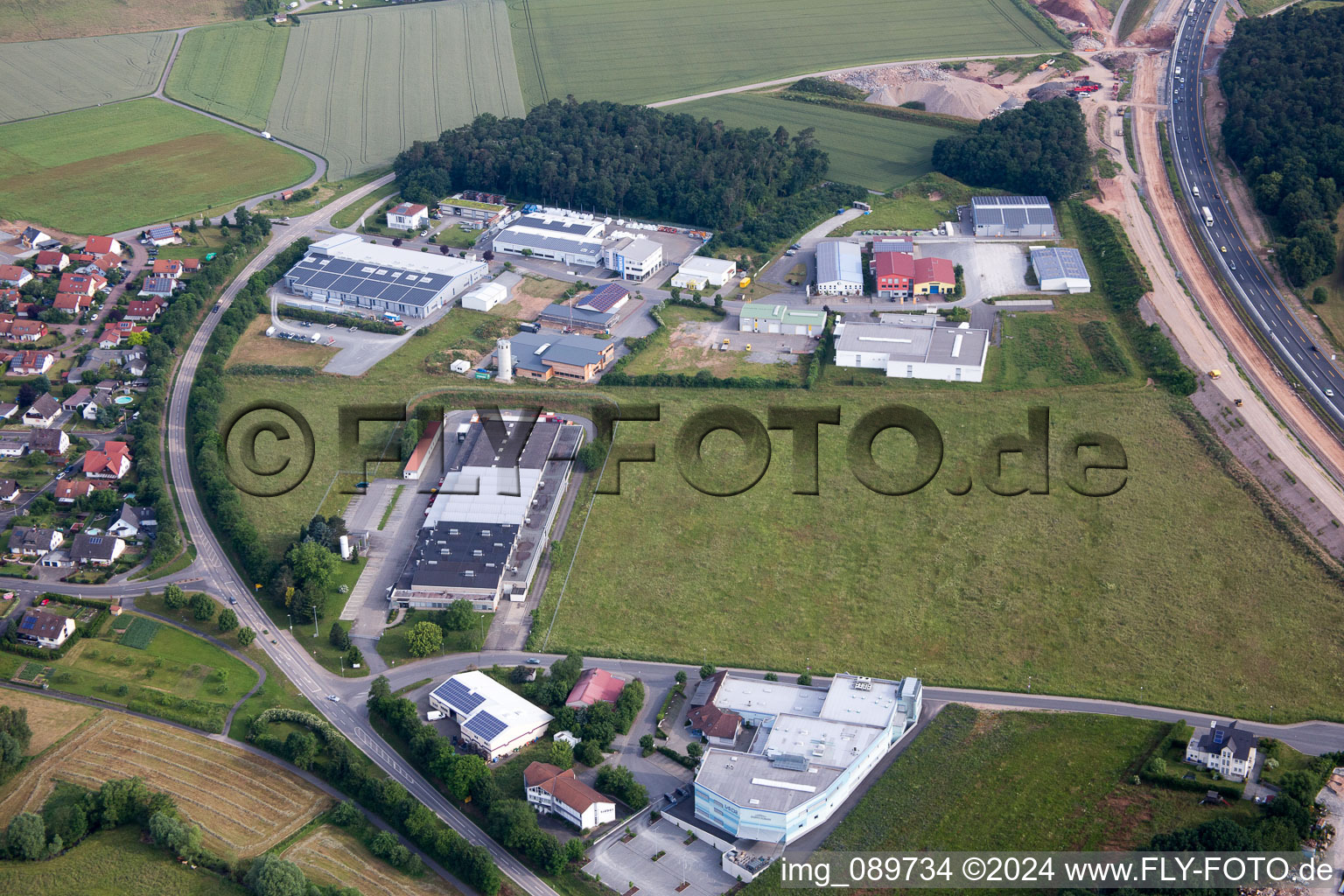 Vue aérienne de Zone industrielle Ob. larves à le quartier Bettingen in Wertheim dans le département Bade-Wurtemberg, Allemagne