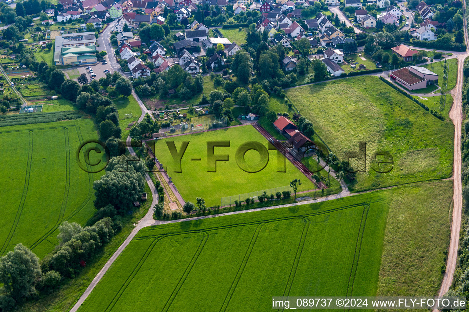 Vue aérienne de Terrain de sport à le quartier Dertingen in Wertheim dans le département Bade-Wurtemberg, Allemagne