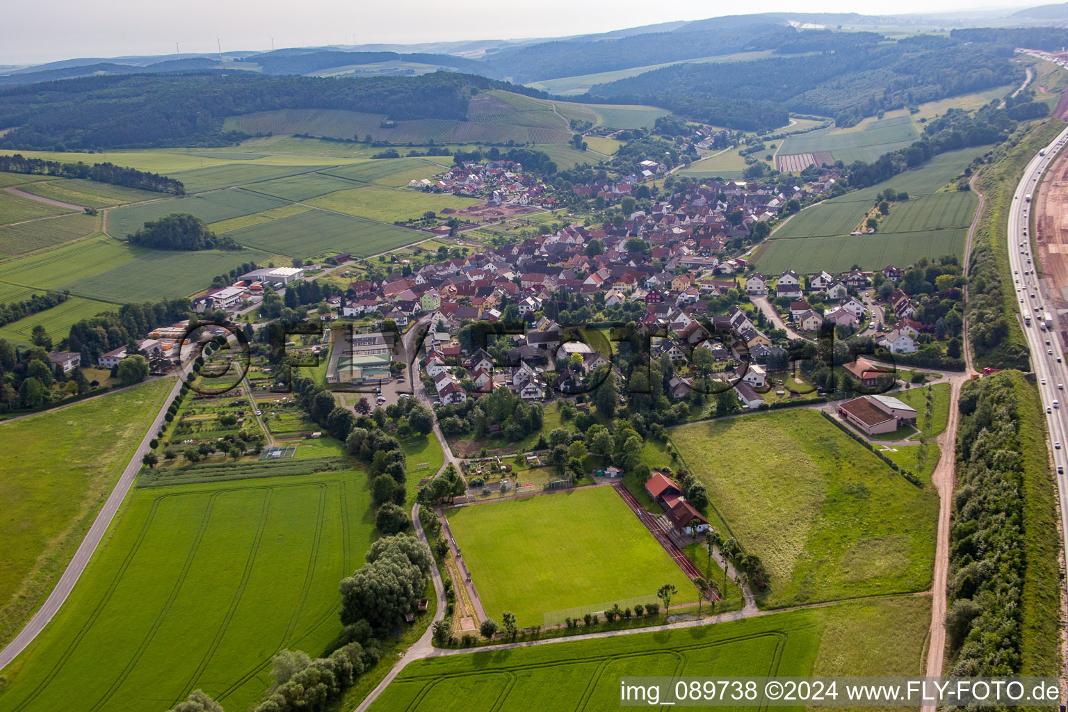 Vue aérienne de Terrain de sport à le quartier Dertingen in Wertheim dans le département Bade-Wurtemberg, Allemagne