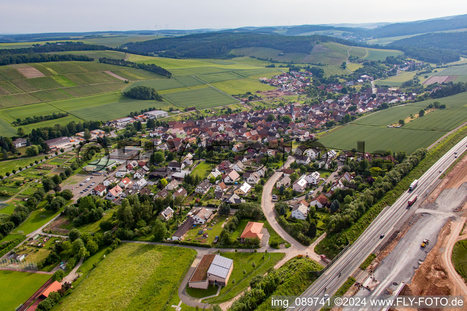 Vue aérienne de Village - vue derrière l'autoroute A3 en bordure de champs agricoles et de terres agricoles à le quartier Dertingen in Wertheim dans le département Bade-Wurtemberg, Allemagne