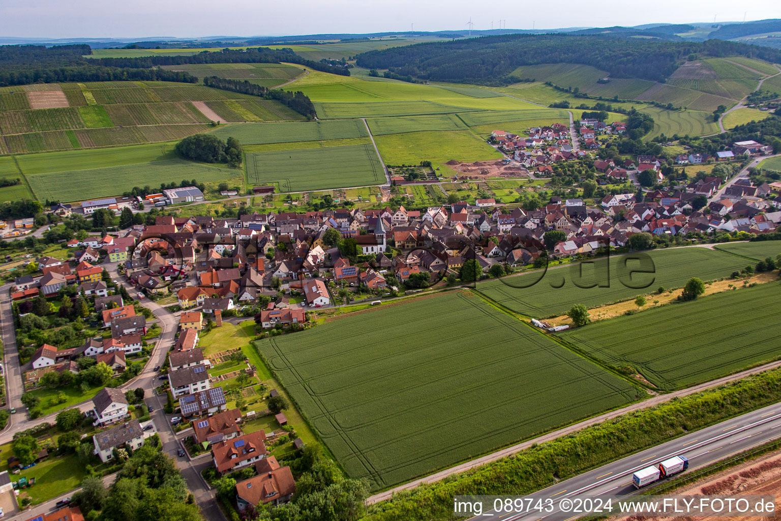 Photographie aérienne de Village - vue derrière l'autoroute A3 en bordure de champs agricoles et de terres agricoles à le quartier Dertingen in Wertheim dans le département Bade-Wurtemberg, Allemagne