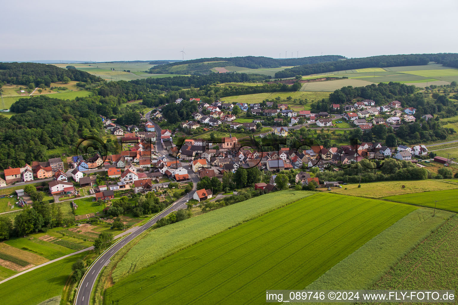 Vue aérienne de Du sud à le quartier Wüstenzell in Holzkirchen dans le département Bavière, Allemagne