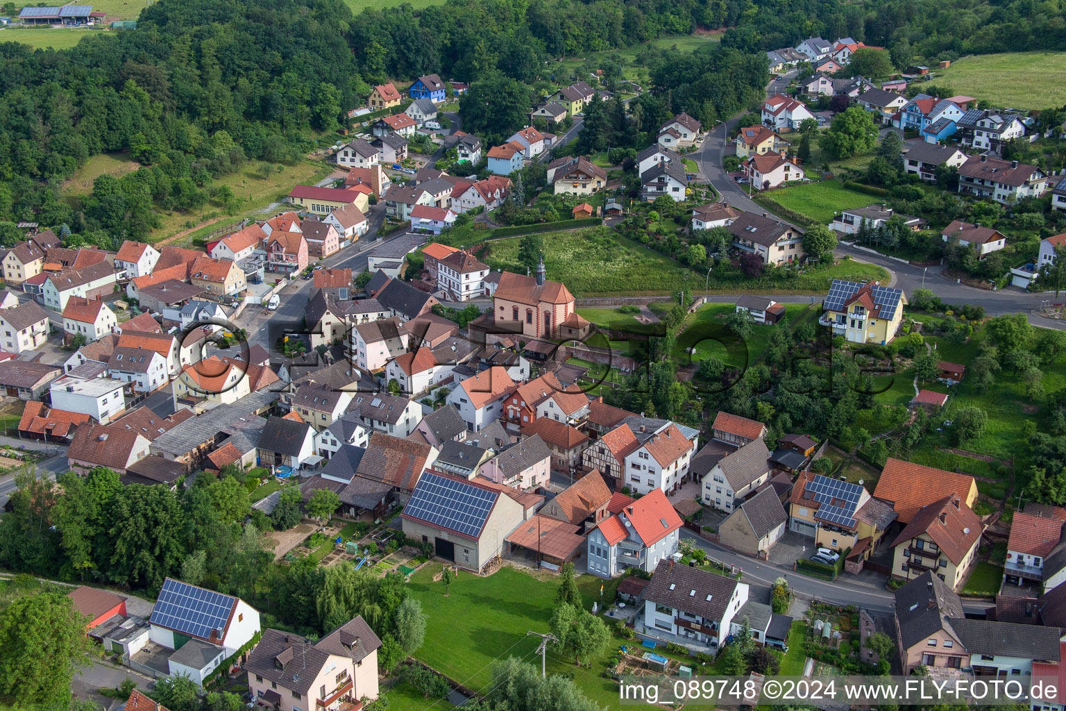 Vue aérienne de Saint-Jean à le quartier Wüstenzell in Holzkirchen dans le département Bavière, Allemagne