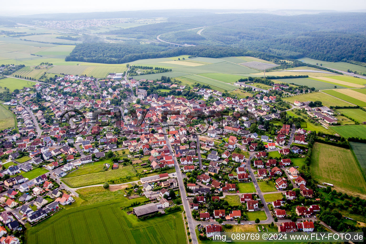 Vue aérienne de Champs agricoles et surfaces utilisables à Waldbrunn dans le département Bavière, Allemagne