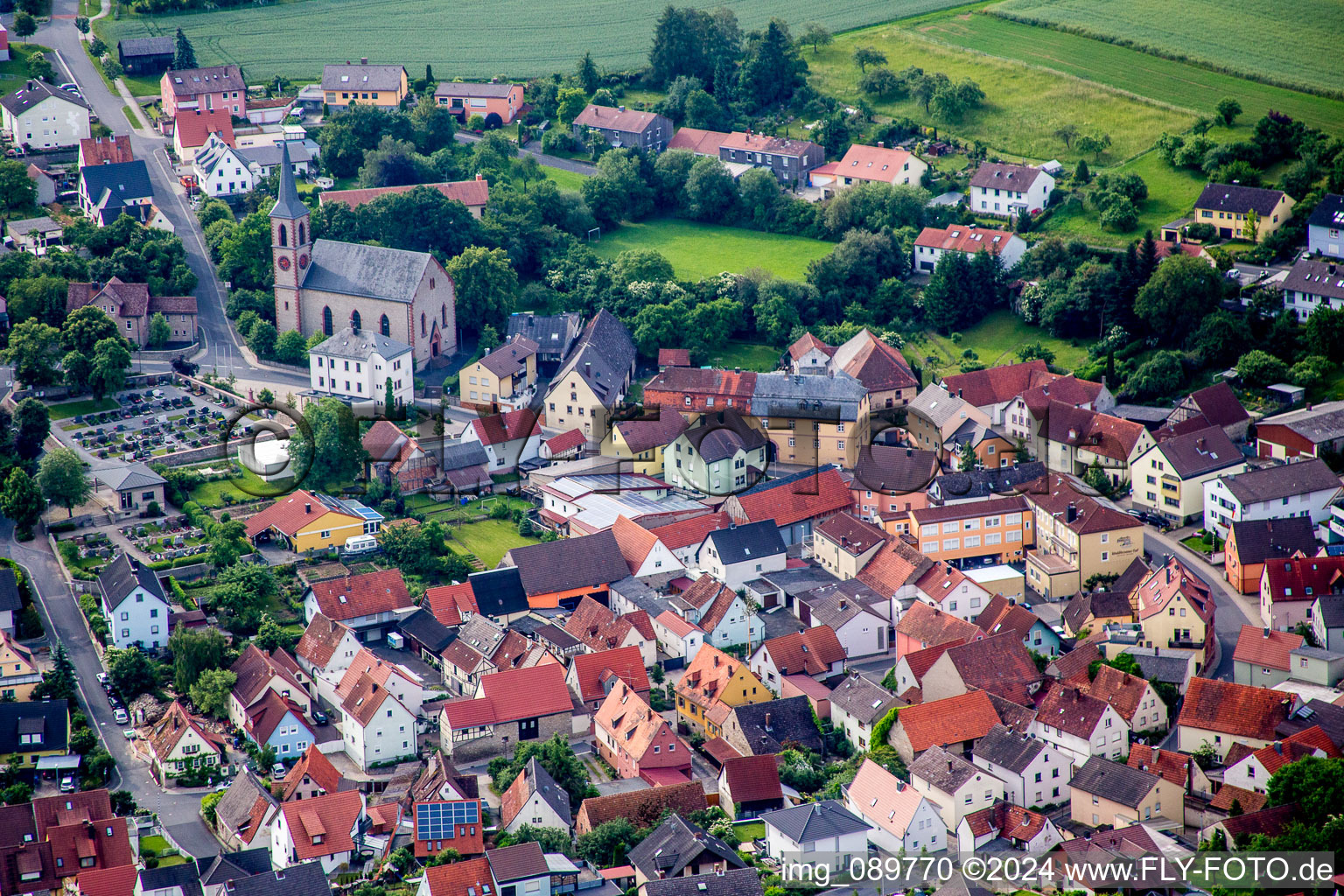 Vue aérienne de Bâtiment d'église au centre du village à Waldbrunn dans le département Bavière, Allemagne