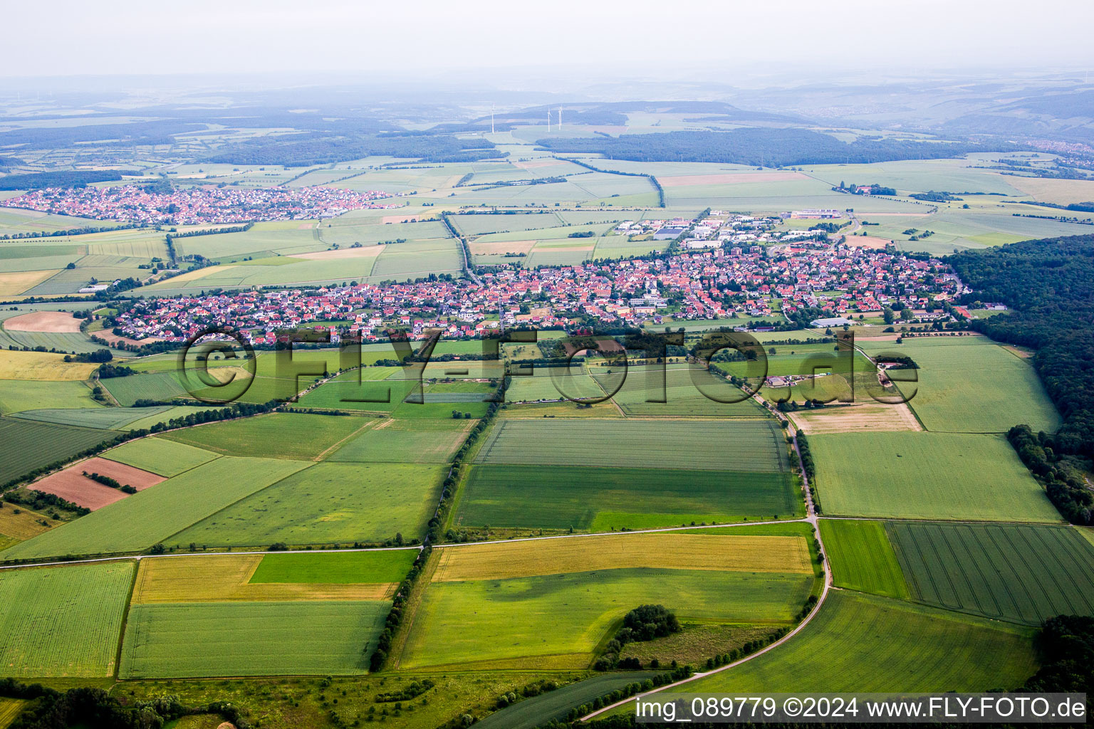 Vue aérienne de Champs agricoles et surfaces utilisables à Waldbüttelbrunn dans le département Bavière, Allemagne