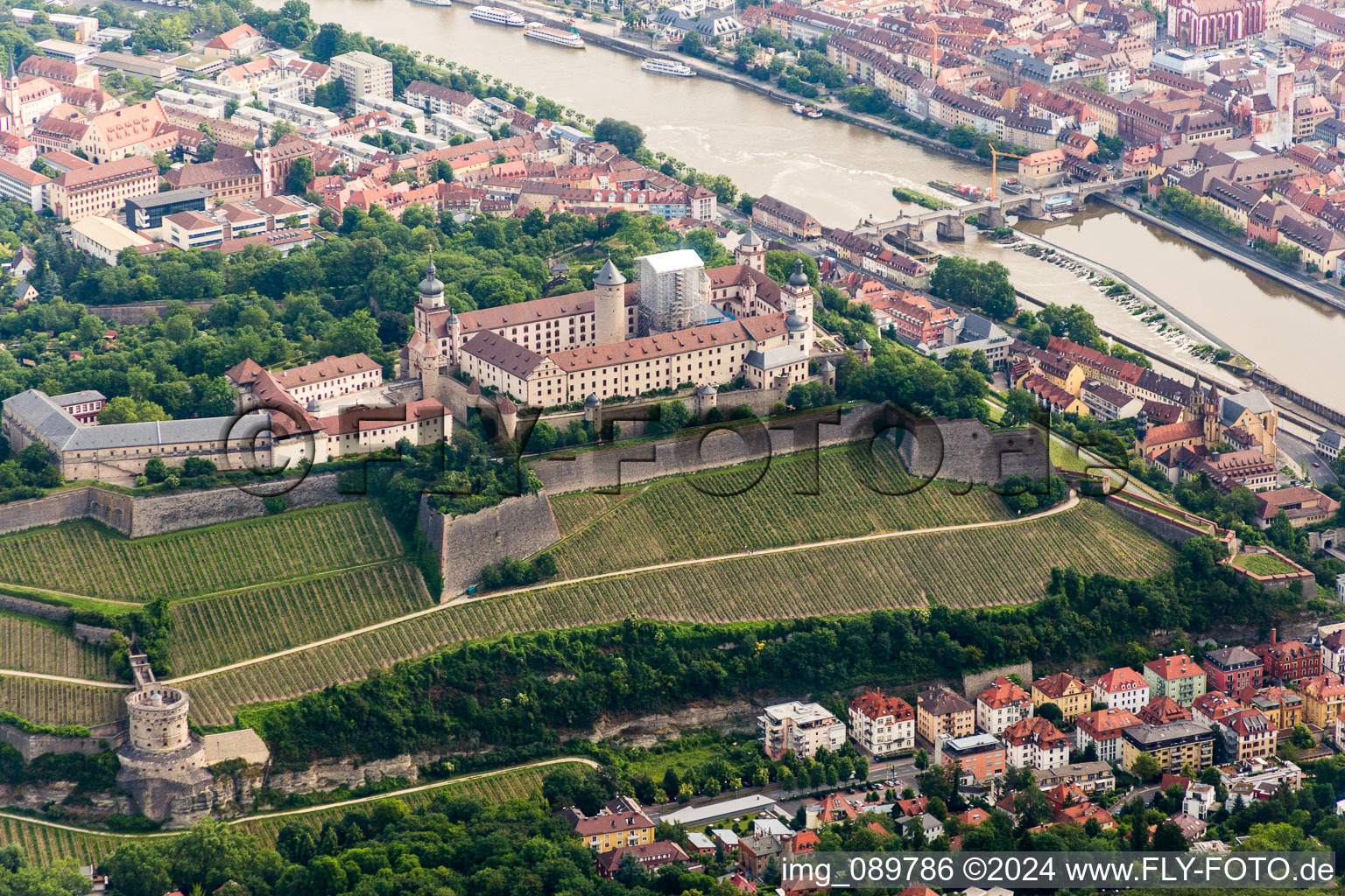 Vue aérienne de Forteresse de Marienberg au-dessus du Main à le quartier Altstadt in Würzburg dans le département Bavière, Allemagne