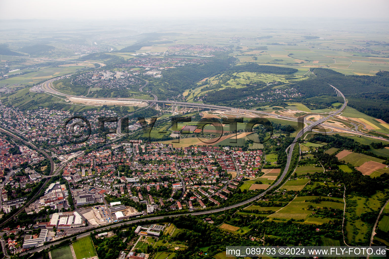 Vue aérienne de Vue des rues et des maisons des quartiers résidentiels à le quartier Heidingsfeld in Würzburg dans le département Bavière, Allemagne