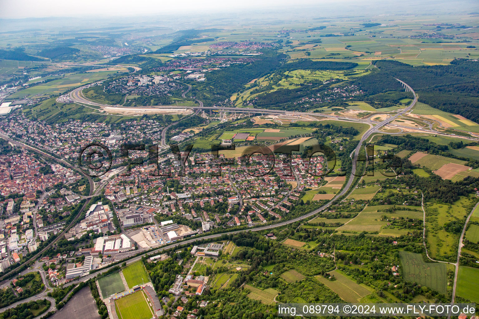 Vue aérienne de Quartier Heidingsfeld in Würzburg dans le département Bavière, Allemagne