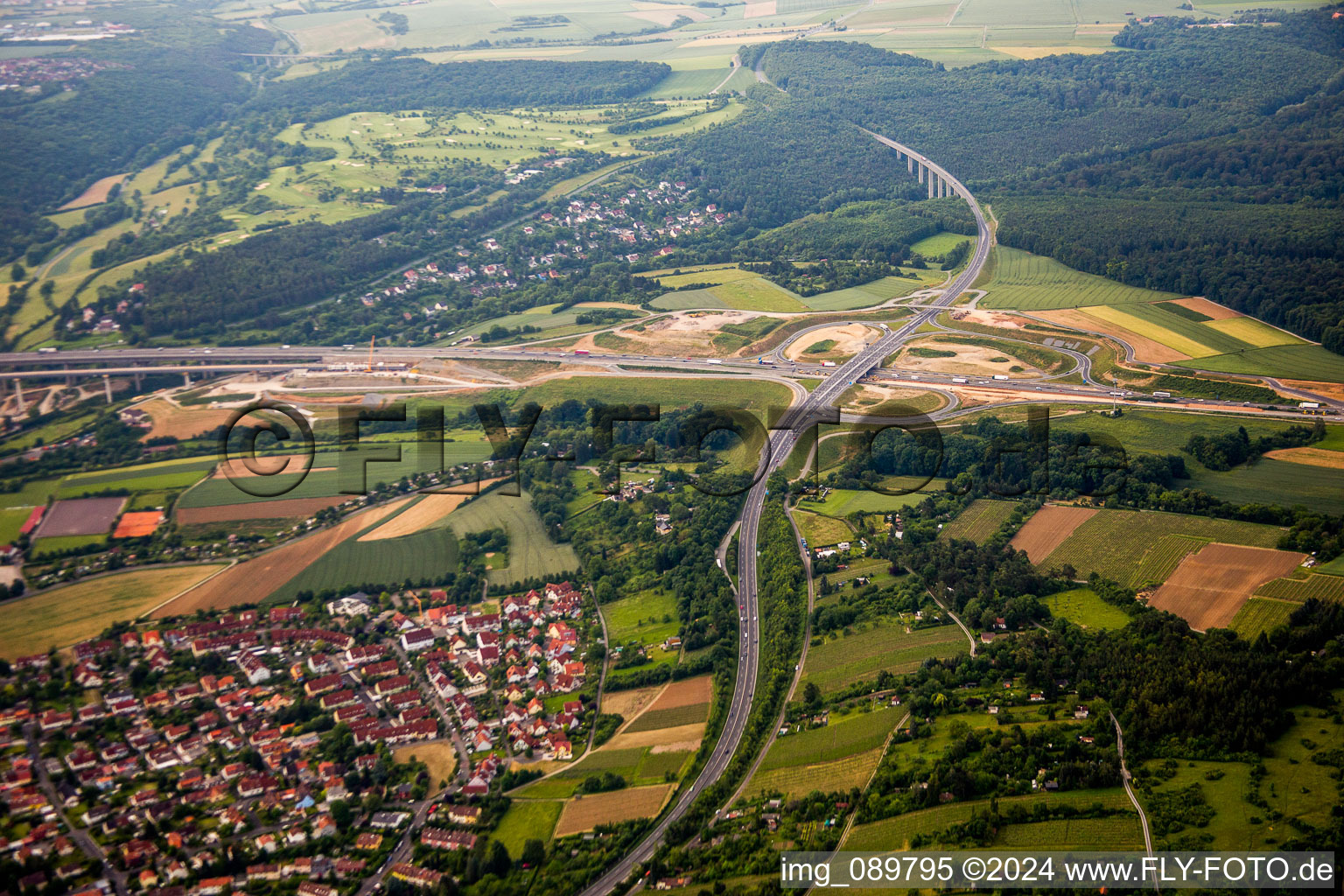 Vue aérienne de Tracé et voies le long de la sortie et de l'entrée de l'autoroute BAB A3 sur la route fédérale B19 à le quartier Heidingsfeld in Würzburg dans le département Bavière, Allemagne