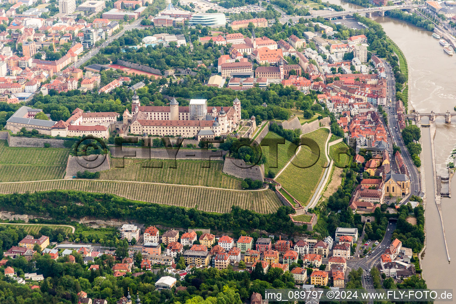 Vue aérienne de Forteresse de Marienberg au-dessus du Main à le quartier Altstadt in Würzburg dans le département Bavière, Allemagne