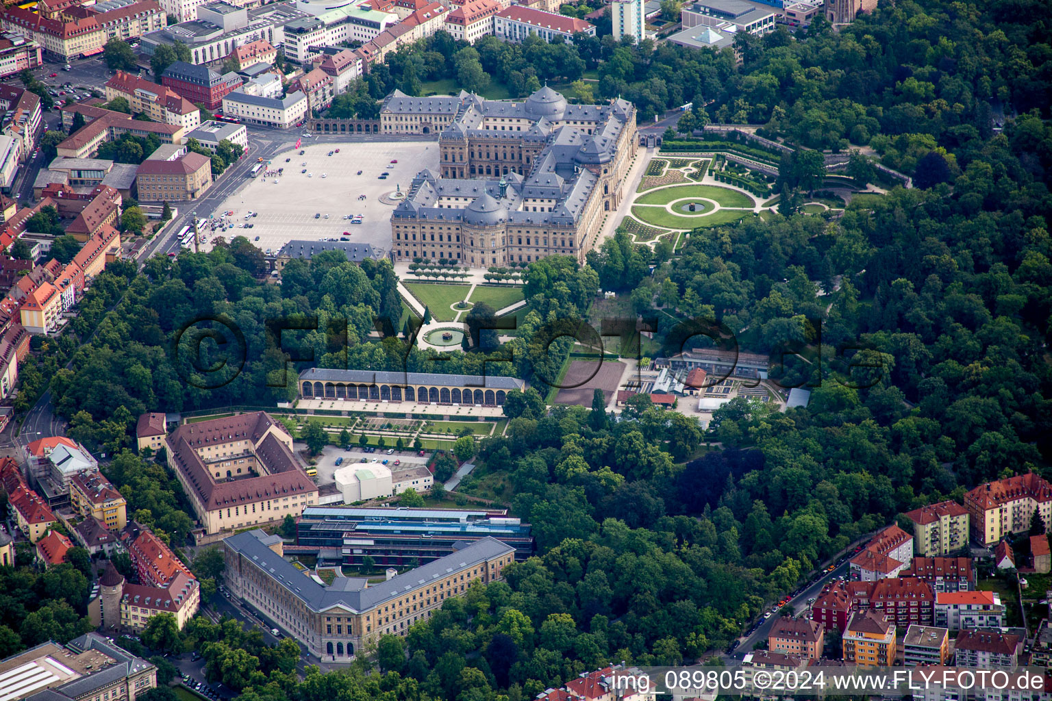 Vue aérienne de Parc du château de la résidence du château Würzburg à le quartier Altstadt in Würzburg dans le département Bavière, Allemagne