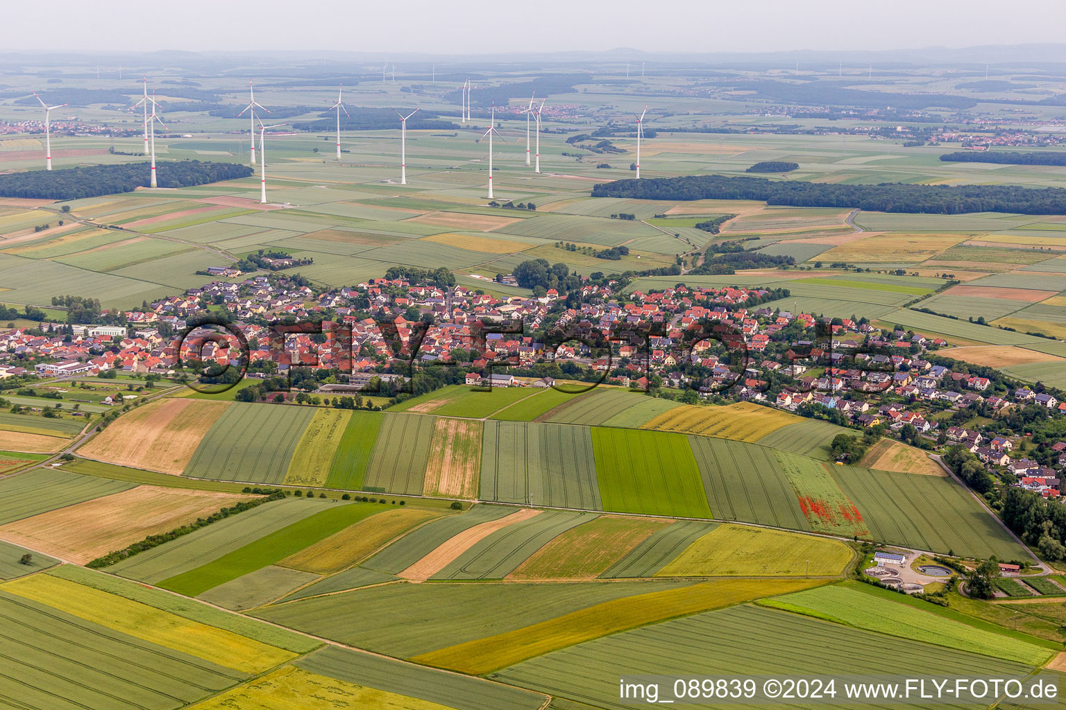 Vue aérienne de Champs agricoles et surfaces utilisables à Schwanfeld dans le département Bavière, Allemagne