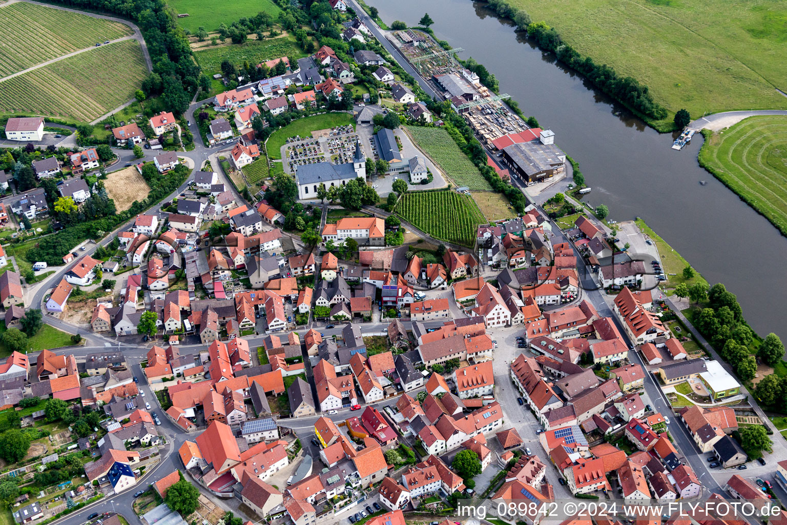 Zones riveraines du Main à Wipfeld dans le département Bavière, Allemagne d'en haut