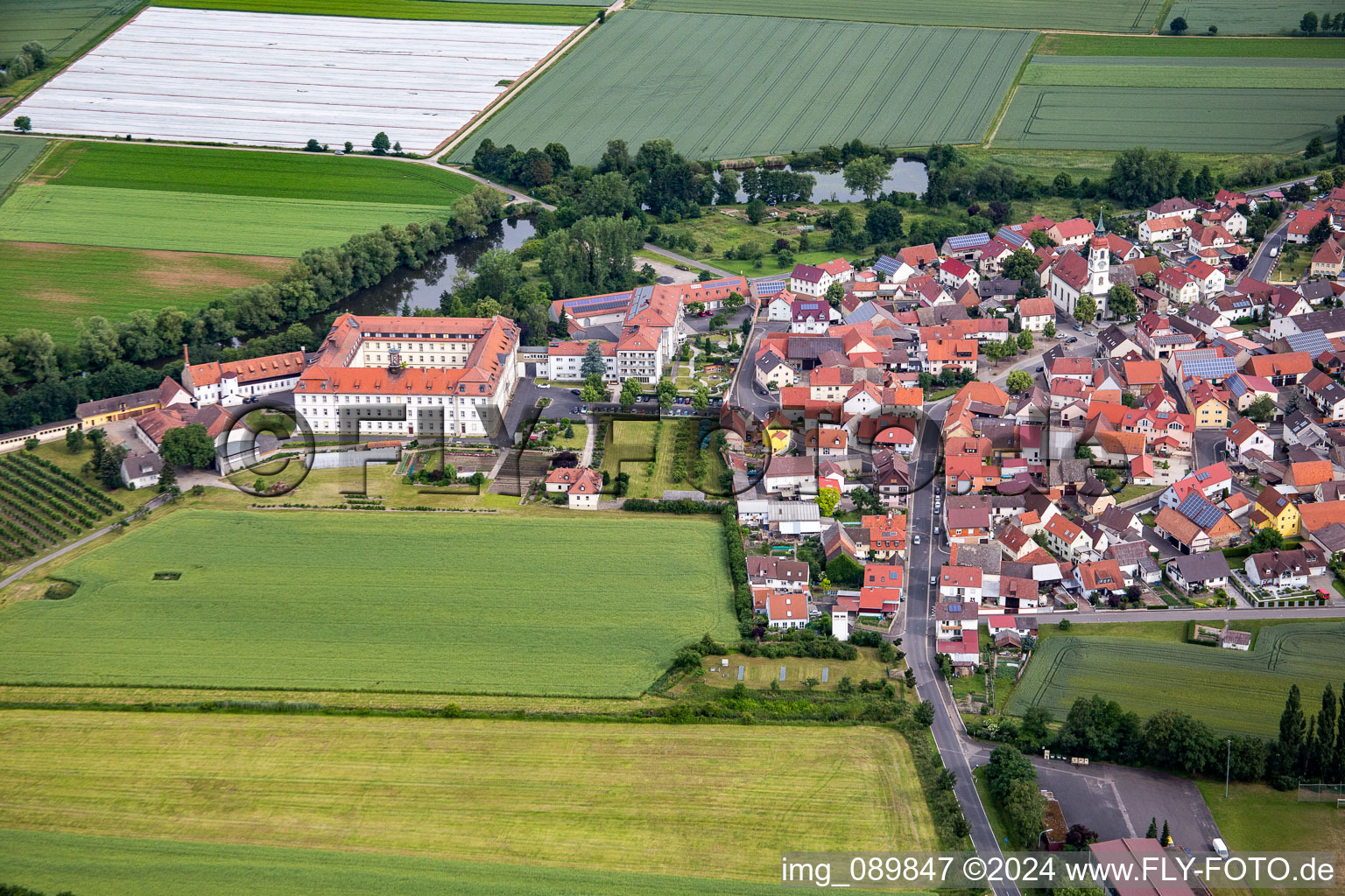 Vue aérienne de Monastère Maria Hilf à le quartier Heidenfeld in Röthlein dans le département Bavière, Allemagne