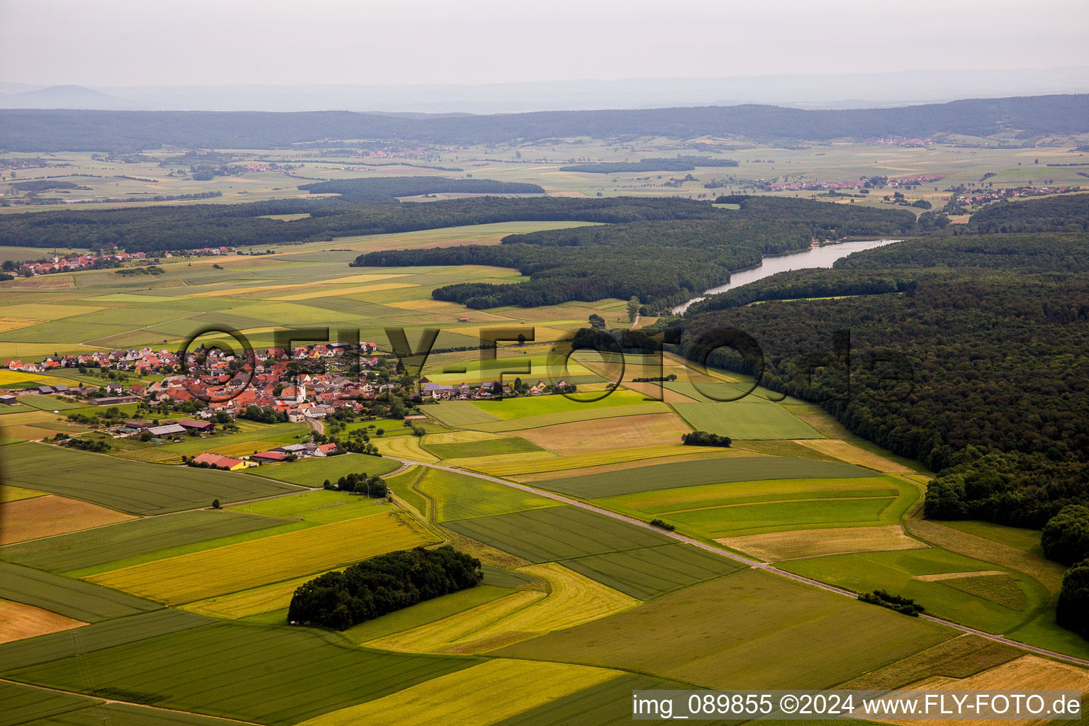 Vue aérienne de Zones riveraines du lac Ellertshäuser See à le quartier Ebertshausen in Üchtelhausen dans le département Bavière, Allemagne