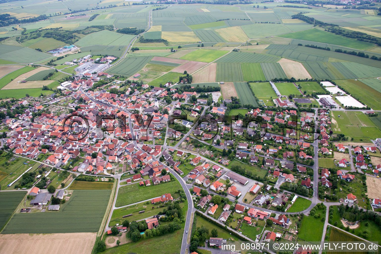 Vue aérienne de Champs agricoles et surfaces utilisables à Großbardorf dans le département Bavière, Allemagne